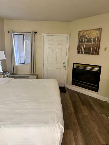 Кровать или кровати в номере River Place Condos Riverside #209