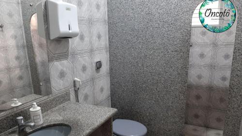 a bathroom with a sink and a toilet at Oncotô Palmas Hostel in Palmas