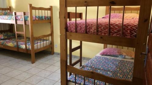 a room with two bunk beds in a room at Oncotô Palmas Hostel in Palmas