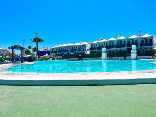 una gran piscina frente a algunos edificios en Dunaflor verde en San Bartolomé