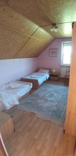 Habitación con 2 camas y ventana en Gospodarstwo Agroturystyczne Wólka 34, en Filipów