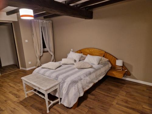 Un dormitorio con una cama y una mesa. en Le Grand Cerf - 4 Couchages en Nalzen