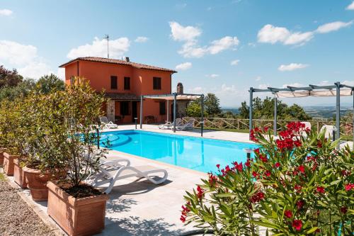 una imagen de una villa con piscina en Villa La Pieve en Città della Pieve