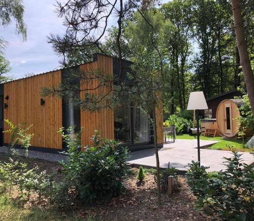 ein modernes Haus mit Holzfassade in der Unterkunft Vakantiewoning Mystiek in Zutendaal