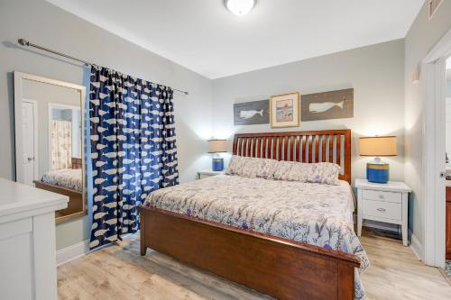 パナマ・シティ・ビーチにあるAmazing 1br ocean view condo ! Laketown 1316のベッドルーム(ベッド1台、窓付)