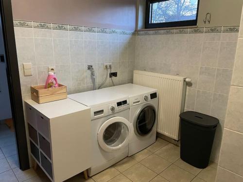 a washer and dryer in a small room at Wilgentuin in Bekkevoort