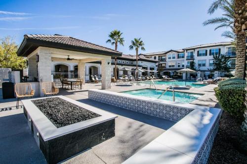 ein Haus mit einem Pool und einem Resort in der Unterkunft Beautiful TownHome With Garage in Las Vegas in Las Vegas