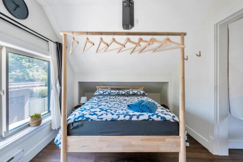 een slaapkamer met een bed met een houten bedframe bij Minimal - 90 nights min in Vancouver
