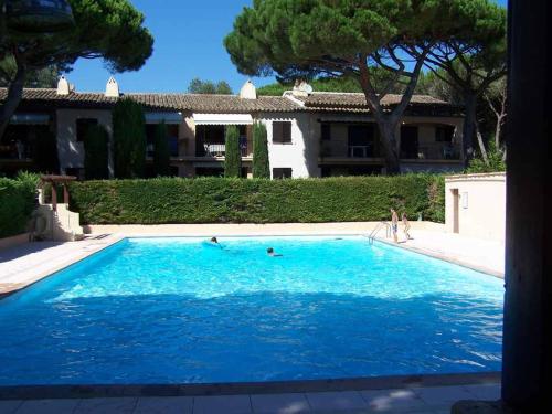 une piscine devant une maison dans l'établissement Le CASTILLON A 10, aux Issambres