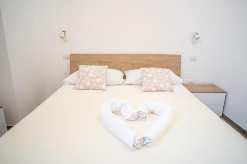 a bed with two towels in the shape of hearts at Il Germoglio in Bisceglie