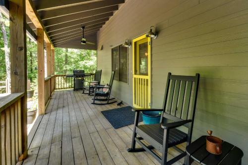 Balkón nebo terasa v ubytování Spacious Georgia Escape with Fireplace, Deck and Grill