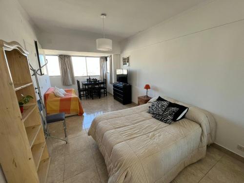 布宜諾斯艾利斯的住宿－Estudio en Recoleta，一间卧室设有一张床和一间用餐室