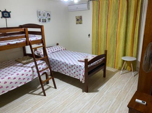 a bedroom with two bunk beds and a table at شالية 180م بالروف 180م قرية هليوبيتش الساحل الشمالي للايجار للعائلات فقط in Dawwār ‘Abd al Qādir Qāsim