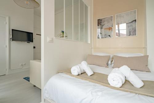Кровать или кровати в номере Proche Paris • Superbe studio refait à neuf •