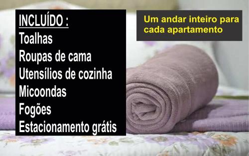 rolka ręczników siedząca na łóżku w obiekcie LOFT AMARELO temático prox ao Shopping Bourbon Ipiranga w mieście Porto Alegre