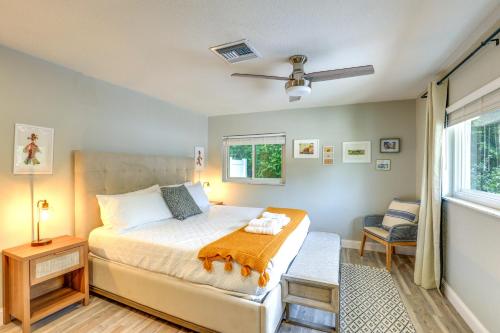 1 dormitorio con cama y ventana en Vero Beach Vacation Rental Pool and Putting Green!, en Vero Beach