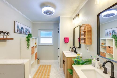 W łazience znajduje się umywalka i lustro. w obiekcie Vero Beach Vacation Rental Pool and Putting Green! w mieście Vero Beach