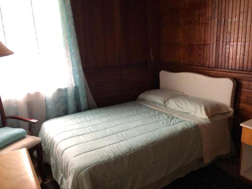 En eller flere senger på et rom på Rota Lodge