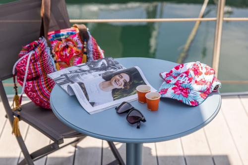 uma mesa com um livro, um saco e copos em Marina del Gargano Houseboat em Manfredonia