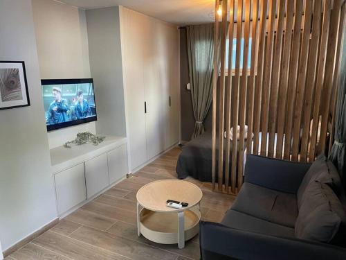 un soggiorno con divano e TV di Chic fully equipped Studio Apart - Netflix - Wi-Fi a Pireo