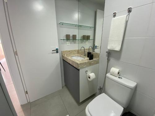 Un baño blanco con inodoro y lavabo. en Bela Hospedagem - #Neo Duos 802 Charme em Intermares, en Cabedelo