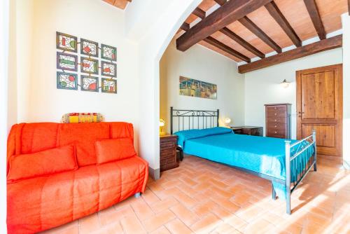 ein Schlafzimmer mit einem Bett und einem Sofa in der Unterkunft Casa Marlèn in Collazzone