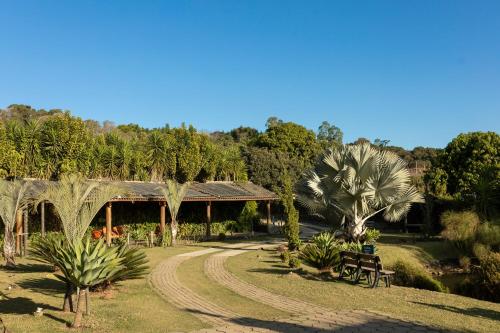 a resort with a dirt road leading to a building at Hotel Recanto Maria Bonita in Socorro