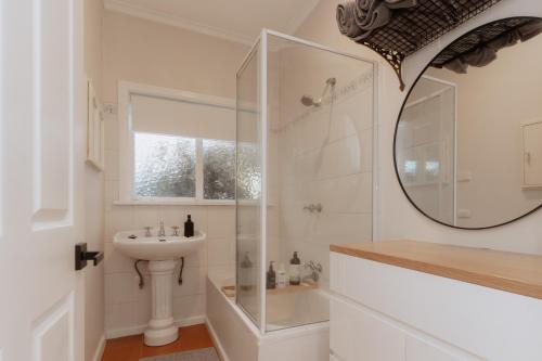 a bathroom with a sink and a mirror at Misty Haven in Olinda