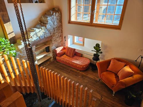 sala de estar con sofá y silla en Charming 19th-century village home en Bons