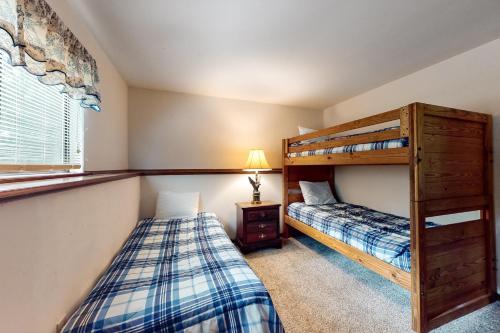 un dormitorio con dos camas y una litera en The Burrow, en Jim Thorpe