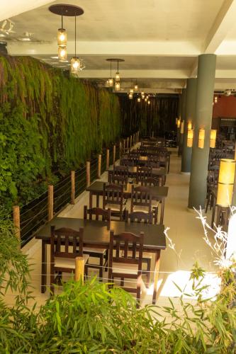 een rij tafels en stoelen in een restaurant bij Hotel Recanto Maria Bonita in Socorro