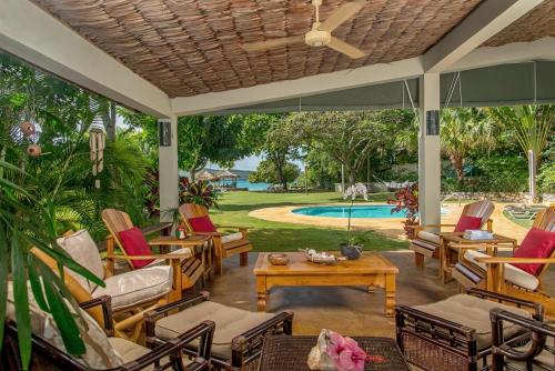 un patio con sillas, una mesa y una piscina en Sunny Vacation Villa No 8 en Mandeville