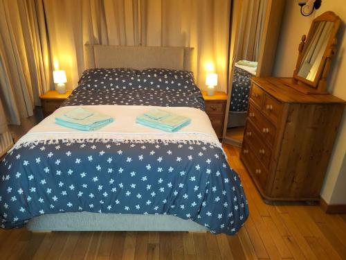 Postel nebo postele na pokoji v ubytování Ballycastle Causeway Coast Cottage