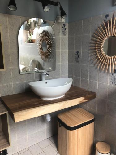 een badkamer met een wastafel en een spiegel bij Le Talhorn in Fellering