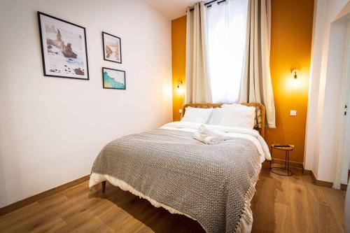 une chambre avec un lit et une fenêtre dans l'établissement L'Albatros 012 - Hypercentre * Cosy * Wifi, à Saint-Quentin