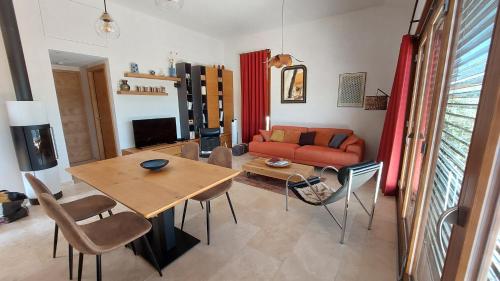 sala de estar con mesa y sofá rojo en Lodge Les Oliviers en Garéoult