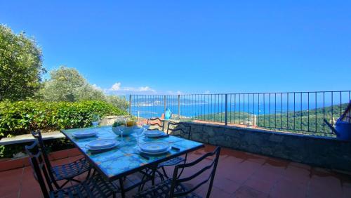 einen Tisch und Stühle auf einem Balkon mit Meerblick in der Unterkunft Il Piccolo Mulino in Porto Venere