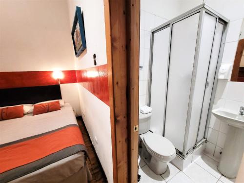 Baño pequeño con aseo y lavamanos en Maki Hostels & Suites Valparaiso en Valparaíso