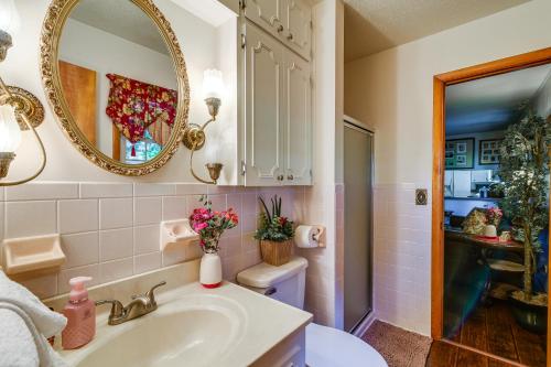 La salle de bains est pourvue d'un lavabo, d'un miroir et de toilettes. dans l'établissement Russell Springs Getaway, 10 Mi to Lake Cumberland!, à Russell Springs
