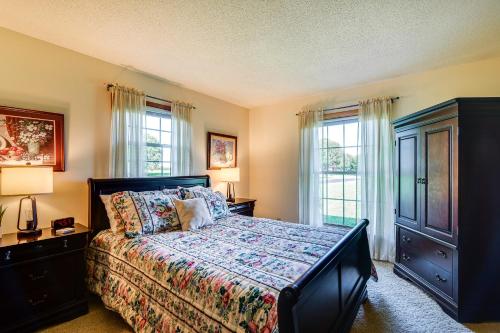 Katil atau katil-katil dalam bilik di Russell Springs Getaway, 10 Mi to Lake Cumberland!