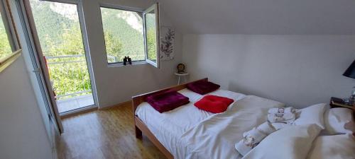 Odžića GlavicaにあるTARA RIVER HOUSEの枕が2つ置かれたベッドのある寝室