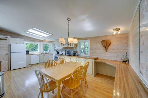Dapur atau dapur kecil di Cozy Langley Retreat Water Views and Beach Access