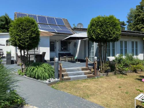 une maison avec des panneaux solaires sur le toit dans l'établissement Casaverde Koeln, à Rösrath