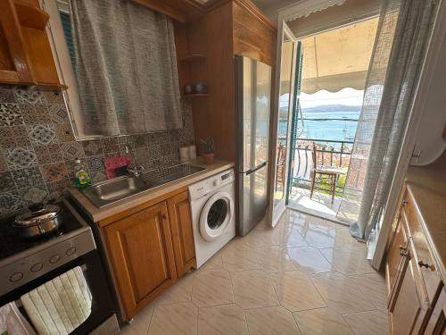una cocina con fregadero y lavadora en Artiste Poros House, en Poros