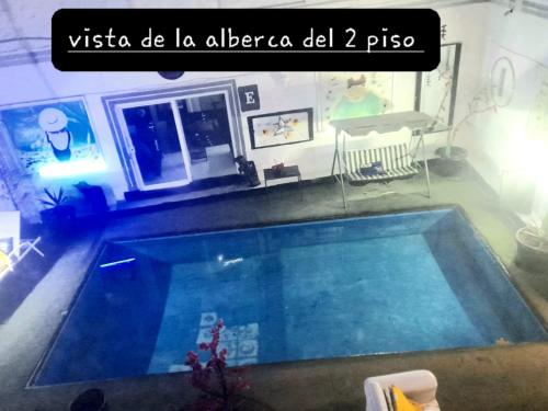 una piscina en medio de una sala de estar en casa habitacion el molino, en Tehuacán