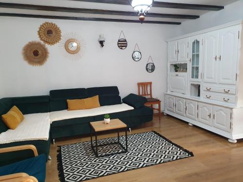 sala de estar con sofá verde y mesa en Teodor Chalet, en Avrig