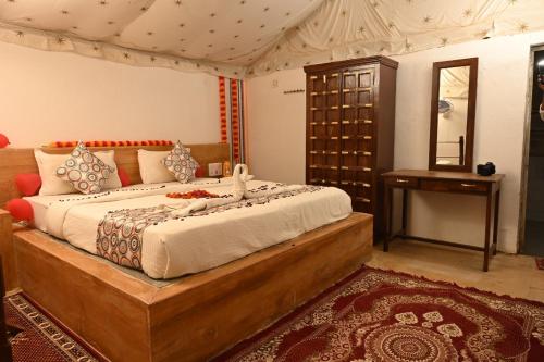 een slaapkamer met een groot bed en een tafel bij Sky View in Jaisalmer