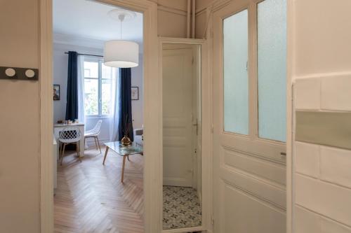 un couloir avec une porte menant à une salle à manger dans l'établissement 26 Nice Parc Imperial studio, à Nice