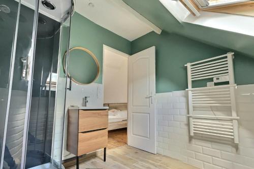 une salle de bain avec douche et lavabo dans l'établissement Beau Duplex proche Centre Gare, à Amiens