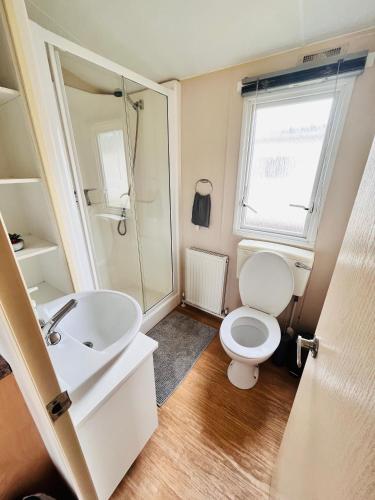 Ένα μπάνιο στο Lola’s Caravan. Your home away from home.